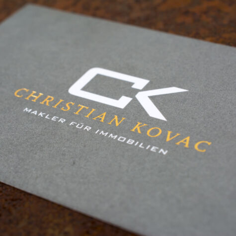 Letterpress Visitenkarte mit einer Heissfolienprägung in Gold Kreative Gestaltungsmöglichkeiten einer Heißfolienprägung in Verbindung mit einem farblich abgestimmten Letterpress