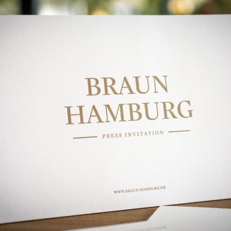 Braun Hamburg - Originelle und kreative Letterpress Einladungskarten Das ursprüngliche Letterpress Verfahren in Kombination mit einem voluminösen Baumwollpapier transportiert deine Botschaften bestmöglich zum Empfänger.