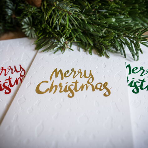 Letterpress Weihnachtskarte mit drei verschiedenen Heißfolien und einer Blindprägung In unserer Letterpress Manufaktur in Hamburg steht dir eine sehr große Auswahl an Heißfolien mit oder ohne metallischen Glanz zur Verfügung