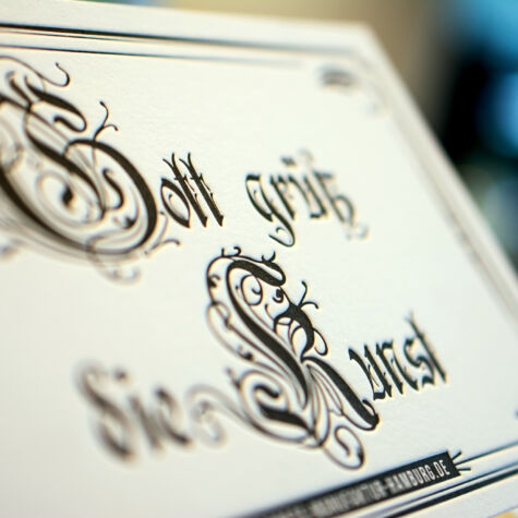 Gott grüß die Kunst - Letterpress Drucksachen mit Gutenberg-Charakter “Gott grüß die Kunst” ist ein alter Gruß von den Buchdruckern und von anderen “Jüngern der Schwarzen Kunst”. Die Antwort des Grußes lautet: “Gott grüße sie”.
