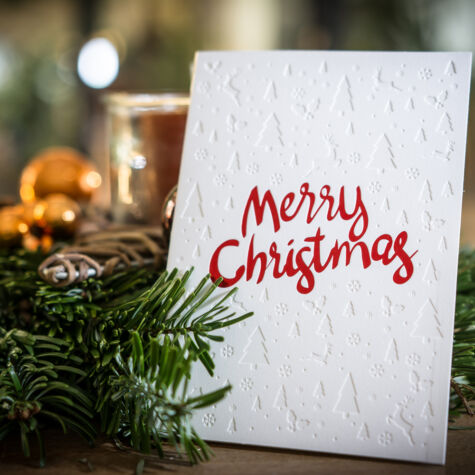 Letterpress Weihnachtskarte mit einer Heißfolie in Rot Durch die Heißfolienprägung werden visuelle Kontraste erzeugt, für die beispielsweise metallische oder auch stark pigmentierte Farbfolien verwendet werden.