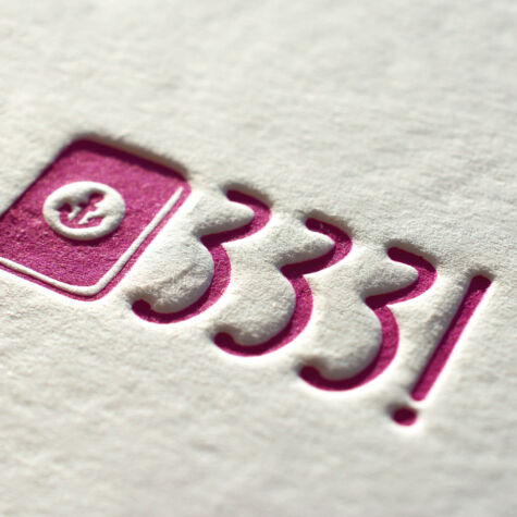 Letterpress Tiefprägung Logo + 333 mit reliefartigem Druckbild aus Hamburg Drucksachen im Vintage-Style mit auffallenden haptischen und visuellen Erlebnissen