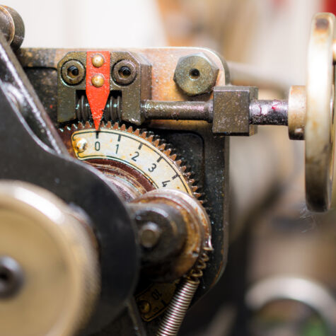 Ursprünglichen Letterpress mit den Heidelberger Tiegel Mit einem sehr hohen Anpressdruck von bis zu 40 Tonnen werden auf unseren “Original Heidelberger Tiegeln” feine Drucksachen mit Gutenberg-Charakter gefertigt.