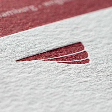 Detail Business Card with deep impression Letterpress und Tiefprägung. Die visuelle und haptische Kommunikation zur ersten vielversprechenden Kontaktaufnahme zwischen dem Übergeber der Karte und dem Empfänger