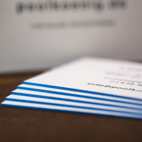 Letterpress Visitenkarte: Finishing mit blauem Farbschnitt Hochwertige Druckprodukte mit dem traditionellen Veredelungsverfahren