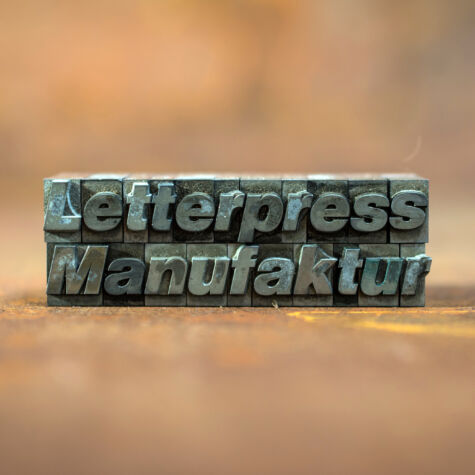 Bleisatz Letterpress Manufaktur Hamburg Die Letterpress Manufaktur Hamburg betreibt ein kreatives Atelier und eine ursprüngliche Werkstatt für ein altes, wiederentdecktes Druckverfahren