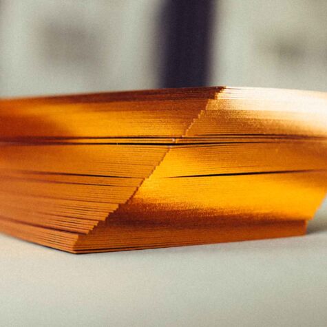 Die Varianten mit den vielfältigen hochglänzenden metallischen und hochpigmentierten Farbfolien werden als Folienschnitt bezeichnet. Was ist ein Folienschnitt?