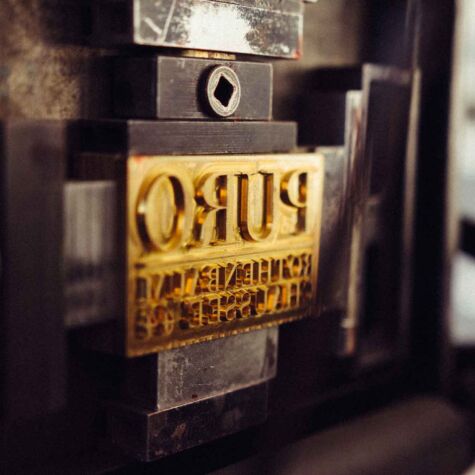 Für die Heißfolienprägung können wir für dein Design einen kostengünstigen Magnesiumstempel oder einen kostenintensiven Messingstempel fertigen Magnesium oder Messing für dein Design.