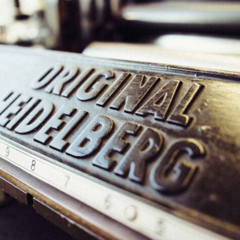 Bis zu 100 Jahre alte Druckmaschinen bringen mit dem Letterpress haptische Erlebnisse in die Gegenwart. Haptische Erlebnisse mit dem Original Heidelberger Tiegel