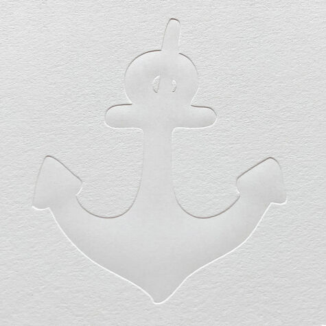 Weiterhin haben wir bei einer blinden Tiefprägung zusätzlich noch eine außergewöhnlich auffallende Möglichkeit. Papierstruktur im Prägebereich glätten.