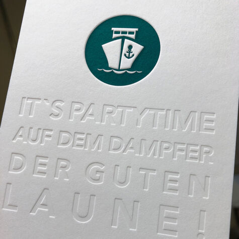 Je höher die Grammatur und das Volumen desto besser kommt die Wirkung der Bliundprägung. Was muss man bei einer Blindprägung beachten?