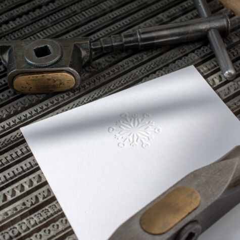 Der menschliche Faktor ist beim Letterpress und den ganzen weiteren Handverarbeitungstechniken z.B. für die farbigen Kanten und den Folienschnitt entscheidend. Letterpress Hamburg – Ideengenerierung und Kreativität
