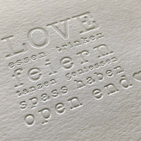 Der Letterpress und die voluminösen Naturpapiere bilden eine synthetische Einheit, die weit abseits vom Standard mehr Individualität und Einzigartigkeit verspricht. Für die Kreativwirtschaft: Auf den Spuren der Vergangenheit.