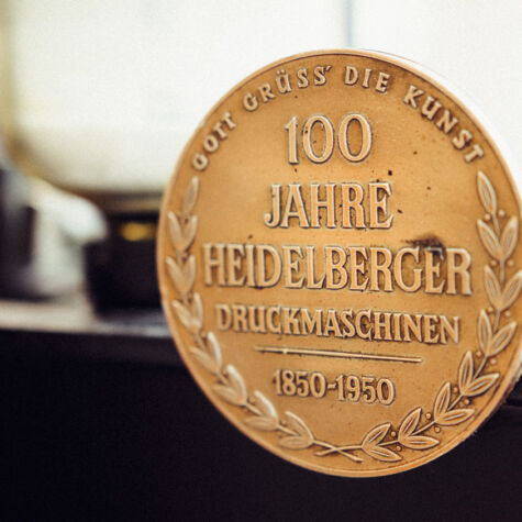 Wir pflegen und lieben die Tradition des Buchdrucks mit der Nachhaltigkeit, Zuverlässigkeit, Einfachheit und Haptik. "Gott grüß die Kunst“ ist ein alter Gruß von den Buchdruckern