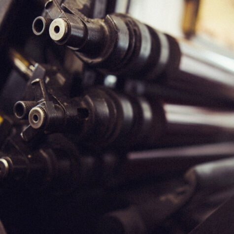 Unsere Idee war von Anfang an, Druckprodukte zu produzieren, die einen echten Wert haben. Darum hat uns die Ästhetik der Handwerkskunst mit dem dazugehörenden handwerklichen Veredelungen sofort voll in den Bann gezogen. Walzenstuhl Original Heidelberger Tiegel