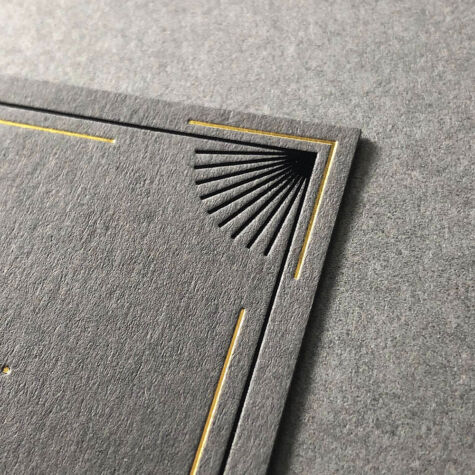 In unserer Druckwerkstatt haben wir die Möglichkeit deine Heißfolienprägung nicht nur flach zu prägen. Heißfolienprägung mit einer besonderen Note und einer Tiefprägung.