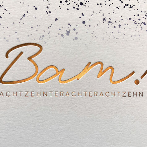 Auf der Suche nach mehr Ursprünglichkeit passt der authentische und originale Letterpress mit einer Heißfolienprägung sehr gut zu einer Hochzeitskarten-Kollektion. Letterpress und Heißfolienprägung – für deine schönsten Momente des Lebens.