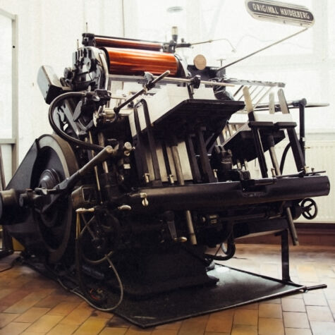 Die Tiegeldruckpressen werden aufgrund der Windmühlengreifer auch Heidelberger Windmühlen genannt. Wir lieben unsere Heidelberger Windmühlen.