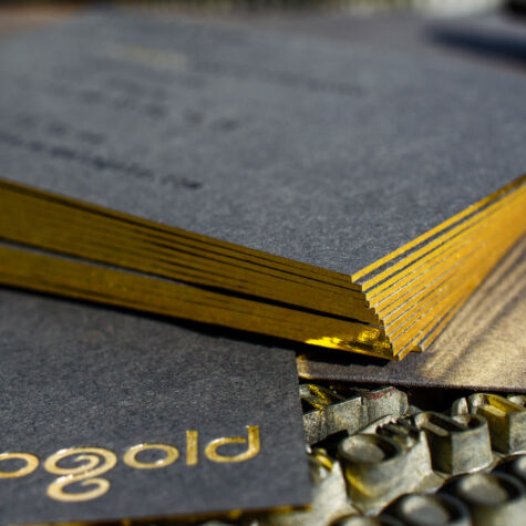 Die Veredelung vom Goldschnitt und Folienschnitt als Schnittverzierung erfolgt bei dieser traditionellen Buchbinderkunst mit einer Folie. Was ist ein Goldschnitt?