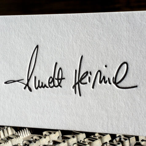 Bei uns in der “Letterpress Manufaktur Hamburg” sind wir also mit am Start, wenn es um dieses wiederentdeckte Druckverfahren geht Moin, moin Hamburg