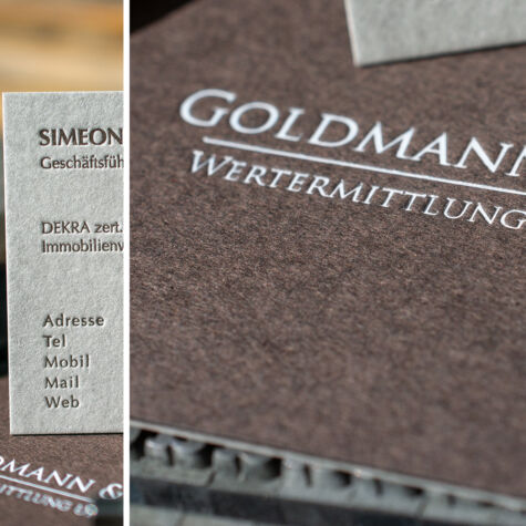 Mit der alten Buchbinderkunst können wir nicht nur zwei, sondern auch drei oder mehrere Papiere zusammen kaschieren und dadurch individuelle Erscheinungsformen kreieren. Wir können auch Papiersorten mit verschiedenen Farben, Grammaturen und Texturen kaschieren.