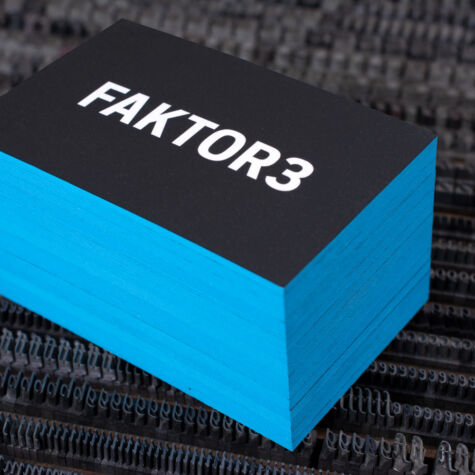 Durch die ursprünglichen handwerklichen Veredelungen erhalten deine Visitenkarten noch eine höhere Wertigkeit Eine Visitenkarte mit farbigen Kanten fällt jedem sofort ins Auge.