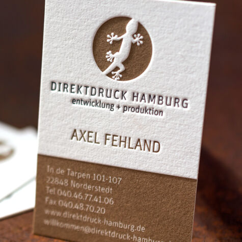 Deep impression on this two colour business card for "Direktdruck Hamburg" printed in 640gsm Fedrigoni Fabriano Artistico extra white Zweifarbig auf 640g Fedrigoni Fabriano Artistico extra white